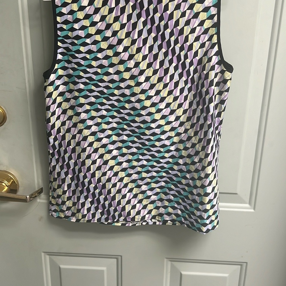 Geometric Patterned Sleeveless Top - Picture 3 of 3